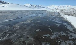 Van'da dondurucu soğuklar: Kar yağışı sonrası dereler buz tuttu