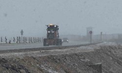 Van'da nisan karı: 93 yerleşim yerinin yolu kapandı, İzmir uçağı inemedi