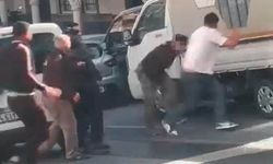 Yol verme tartışması bıçaklı kavgaya dönüştü: O anlar kamerada