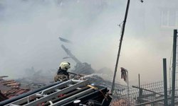 Alev alev yanan gecekondu kullanılamaz hale geldi