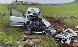 Aracı çarpıştı: 2 ölü, 1 yaralı