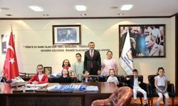 Başkan Çavuşoğlu koltuğunu çocuklara devretti