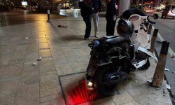 Bir sürücü genç kıza çarpmamak için bariyerlere girdi