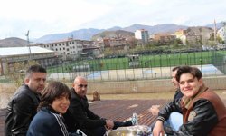 Çatıda kaygana yiyerek maç izlediler