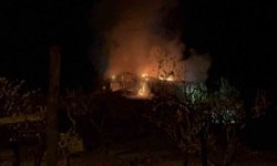 Çıkan yangında ev kullanılamaz hale geldi