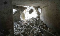 Dağdan kopan dev kayalar ahıra düştü, 3 ev boşaltıldı