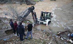 Dereye kapılan kepçe kurtarıldı