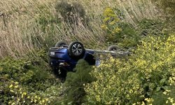 Direksiyon hakimiyetini kaybeden araç yoldan çıktı: 3 yaralı