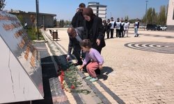 Türk Eğitim-Sen’den Şiddete Karşı Birlik Mesajı: Atatürk Büstüne Karanfil bırakıldı