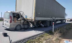 Hafif ticari araç tırın dorsesine ok gibi saplandı: 1 ağır yaralı