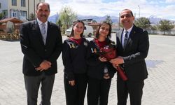 Vali Taşolar Kitap Okuma Yarışmasında Dereceye Giren Öğrencilere Belge Verdi