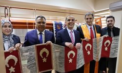 El Emeği Göz Nuru Kilimler Türk Bayrağı ile Taçlandı