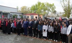 Iğdır'da haftanın ilk eğitim gününde protokol öğrencilerle buluştu