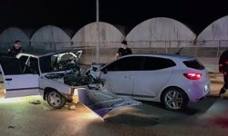 İki otomobilin kafa kafaya çarpıştığı kaza kamerada: 1 ölü