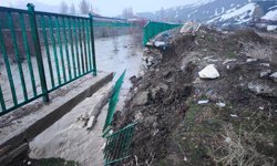 İstinat duvarı çöktü