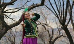 Kars'ta çiçek açan bağlarda Kafkas dansı görsel şölene dönüştü