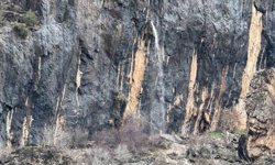 Kayanın içinden dökülen sular hayran bırakıyor