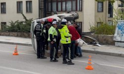 Kontrolden çıkan hafif ticari araç yan yattı: Sürücü yaralandı