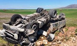 Kontrolden çıkan kamyon devrildi, sürücüsü yaralandı