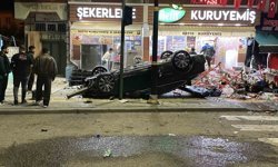 Kontrolden çıkan otomobil 2 iş yerine çarparak devrildi