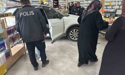 Kontrolden çıkan otomobil eczaneye daldı: 1 yaralı