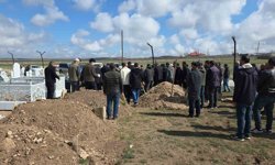 Köpeklerin saldırısında ölen çocuk toprağa verildi