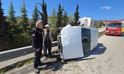 Köprüde kontrolden çıkan otomobil yan devrildi: Sürücü yara almadan kurtuldu