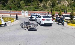 Motosiklet ile otomobil çarpıştı, 2 genç yaralı