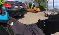 Motosiklet otomobile çarptı... O anlar kask kamerasına yansıdı