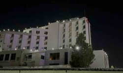 Otelin bahçesinde park halindeki karavan alev alev yandı