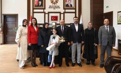 Rektör Çakmak'tan 23 Nisan jesti: Koltuk Asya Mina'ya emanet