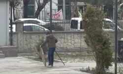 Rüzgârın devirdiği polis çelengini genç yerine koydu