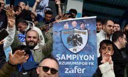 Şampiyon taraftarlara bayrak ve poster jesti