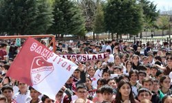 Takım kaptanına sarılmak için gözyaşı döken öğrenciye anlamlı jest