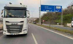 Tırın kör noktasına giren otomobil refüje çıktı