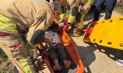 Traktörün altında kalan kadın yaralandı