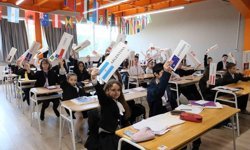 Türk ve Rus öğrenciler aynı masada