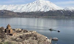 Van Gölü'nde sular çekildi, Akdamar'daki iskele yenileniyor