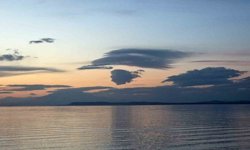 Van'da eşsiz manzara: Gökyüzündeki insan silüeti gölle bütünleşti