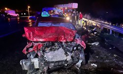 Van'da otomobil ile çekici kamyonet çarpıştı: 3 aralı