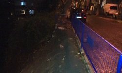 Yağmur sebebiyle çöken kaldırıma belediye müdahale etmedi