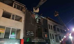 5 katlı iş yerinin 3 katı alevlere teslim oldu
