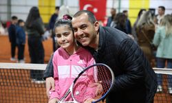 19 MAYIS COŞKUSU TENİS TURNUVASIYLA TAÇLANDI: VALİ TAŞOLAR’DAN GENÇ SPORCULARA ÖDÜL