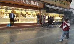 IĞDIR’DA SAĞANAK YAĞIŞ ETKİLİ OLDU: CADDELER GÖLE DÖNDÜ, VATANDAŞ “BEREKET” DEDİ