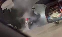 Akaryakıt istasyonu içinde lastik yakan motosiklet böyle görüntülendi