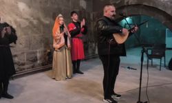 TARİHİ EJDER KERVANSARAYI’NDA SANAT VE MÜZİK ZİYAFETİ: “IĞDIR’IN AL ALMASI” YANKILANDI