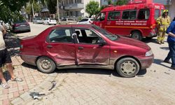 Araçta sıkışan 3 yaralıyı itfaiye kurtardı