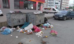TOPÇULAR MAHALLESİ’NDE ÇÖP TEPKİSİ: ESNAF İSYAN ETTİ