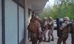 Çiftçiyi kumar masasında ağına düşüren tefeci çetesi çökertildi