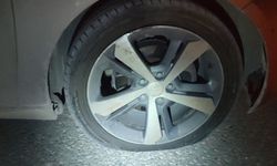 Çukura giren otomobilin lastikleri patladı